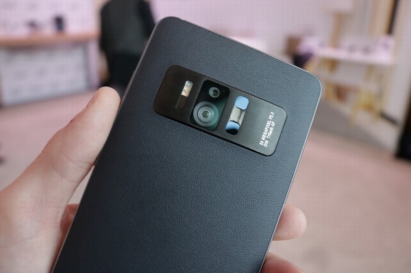 ZenFone AR - thế hệ smartphone mới nhất đại diện cho sự đột phá trong công nghệ thực tế ảo (VR) và thực tế ảo tăng cường (AR) trên thiết bị di động. Đó cũng là chiếc smartphone đầu tiên hỗ trợ nền tảng Tango và Daydream. ZenFone AR là thiết bị hỗ trợ Tango nhẹ nhất và mỏng nhất. Máy bao gồm 3 camera - một camera chính 23MP, một camera theo dõi chuyển động và một camera cảm biến độ sâu. Sản phẩm trang bị chip Qualcomm Snapdragon 821 mới nhất, RAM lên tới 8GB. Máy sở hữu màn hình WQHD Super AMOLED 5,7 inch, loa 5 nam châm và hoạt động trên hệ điều hành Android 7.0 Nougat mới nhất.