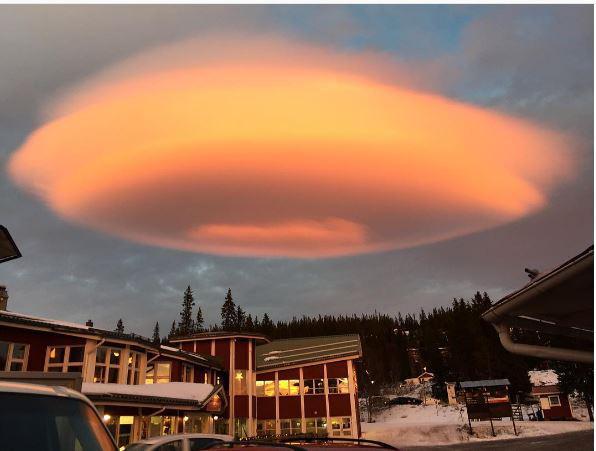 Mây khổng lồ hình UFO &quot;chiếm lĩnh&quot; bầu trời Thuỵ Điển
