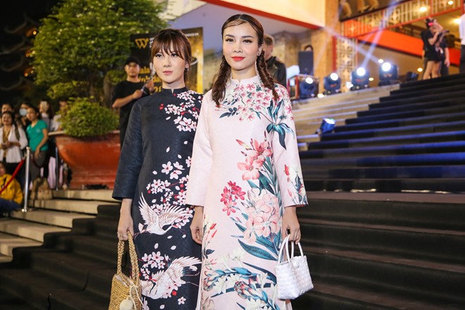 Trong khi đa số các nghệ sĩ khác đều diện đầm lộng lẫy thì chị em Yến Trang, Yến Nhi tạo sự khác biệt với áo dài nền nã, túi xách từ chất liệu thủ công.