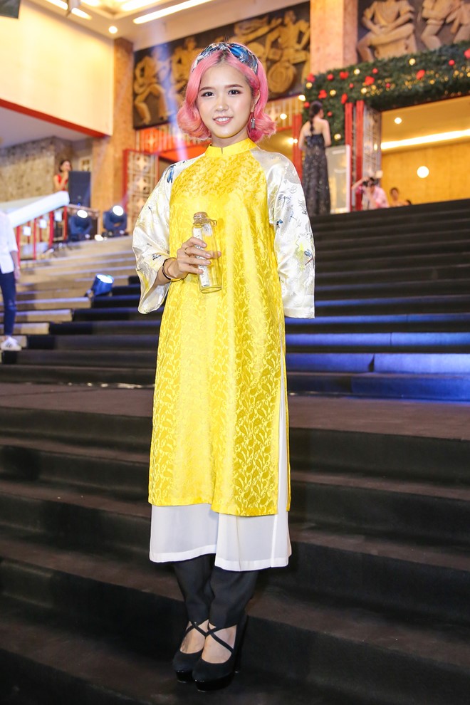 Suni Hạ Linh cũng chọn tà áo dài truyền thống nhưng kết hợp cùng quần jean và phụ kiện hiện đại. Nữ ca sĩ trẻ có một năm khá thành công khi sở hữu bài hit Em đã biết. 