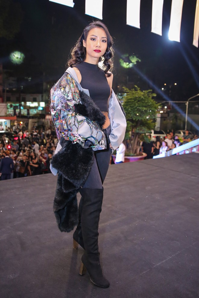 Suboi để hiện cá tính mạnh với bộ bodysuit màu đen kết hợp quần jean và giày bốt ống cao. Vẻ bề ngoài của nữ rapper được điểm xuyết bởi áo khoác màu sặc sỡ.