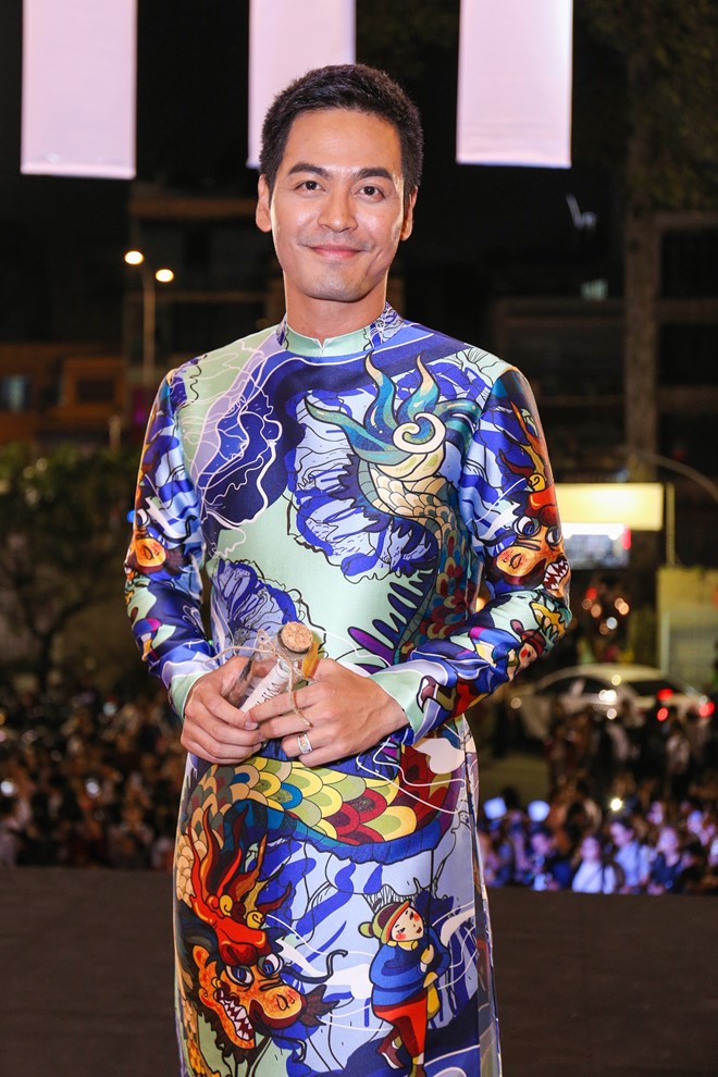 MC Phan Anh diện áo dài cách tân với hoa văn đậm chất dân tộc. Trong chương trình, anh được đề cử nhân vật truyền cảm hứng trong năm 2016.