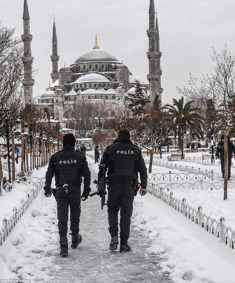 Cảnh sát Thổ Nhĩ Kỳ tuần tra ở công viên phủ đầy tuyết ở Istanbul. Châu Âu đang bắt đầu trải qua mùa đông khắc nghiệt khi giá lạnh đang tràn qua châu lục này. Nhiều trường hợp tử vong do nhiệt độ xuống thấp đã được báo cáo trong tuần qua. Theo AFP, tính đến ngày 8/1, ít nhất 27 người đã thiệt mạng vì lạnh. Ảnh: AFP.