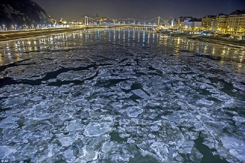 Băng trôi nổi trên mặt sông Danube tại Budapest, Hungary. Ảnh: AP.