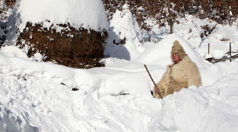 Người đàn ông khó khăn di chuyển giữa các khối tuyết ở làng Jezerc, Kosovo. Nhiệt độ nơi này khi xuống thấp nhất là âm 26 độ C. Ảnh: RT.