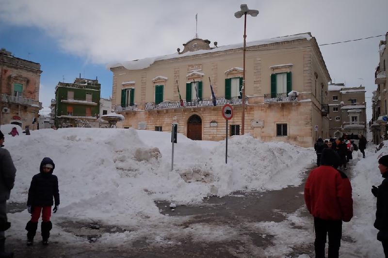Những khối tuyết cao gây cản trở giao thông ở vùng Puglia, miền nam Italy. Ảnh: AFP.