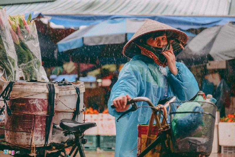 Chị Thảo cho biết bán hoa ly dạo nhiều vòng quanh chợ Long Biên nhưng không có khách hỏi.