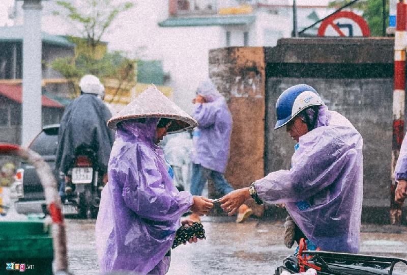 Cảnh trao đổi, buôn bán giữa mưa ở khu chợ đầu mối hoa quả nổi tiếng Hà Nội.