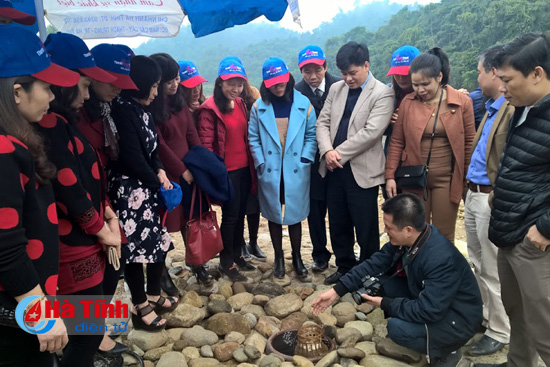 Du khách trải nghiệm việc luộc trứng tại khu du lịch suối nước nóng Sơn Kim (huyện Hương Sơn, Hà Tĩnh)