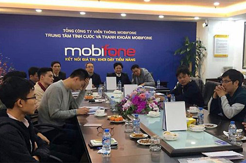  Thứ trưởng Phan Tâm kiểm tra tại MobiFone hồi 22h30 ngày 22/01/2017. Ảnh Vietnamnet