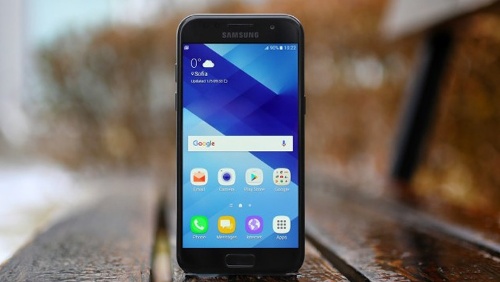  Màn hình của Galaxy A3 (2017) cho phép người dùng tùy chọn chế độ hiển thị tùy theo nhu cầu sử dụng gồm: AMOLED Photo để xem ảnh hoặc AMOLED Cinema khi xem phim và chọn chế độ Basic để có màu sắc chuẩn giống với màn hình IPS LCD. Ngoài ra có cả thanh trượt để tinh chỉnh màn hình hiển thị (chỉ trong chế độ Adaptive). Samsung Galaxy A3 (2017) là một trong những điện thoại Android giá rẻ được trang bị tính năng Always-On Display như trên Galaxy S7 với khả năng hiển thị đồng hồ, thời gian, các thông báo từ các ứng dụng của bên thứ ba mà không cần bật màn hình.