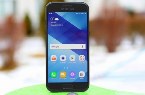 Hiệu năng: Samsung Galaxy A3 (2017) được trang bị chipset Exynos 7870 tám nhân tốc độ 1.6GHz, chip đồ họa Mali-T830 MP2, bộ nhớ RAM 2GB và bộ nhớ trong 16GB (thực tế còn trống khoảng 10GB để người dùng sử dụng) nhưng người dùng có thể nâng cấp bộ nhớ trong thông qua khe cắm thẻ microSD.