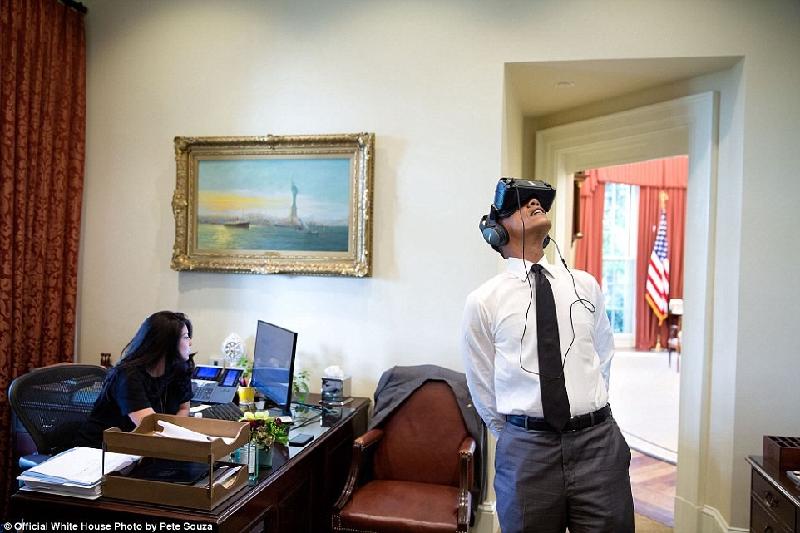 Ông Obama tranh thủ xem một bộ phim thực tế ảo về Công viên Quốc gia Yosemite trong lúc cố vấn riêng Ferial Govashiri làm việc trên máy tính hôm 24/8.