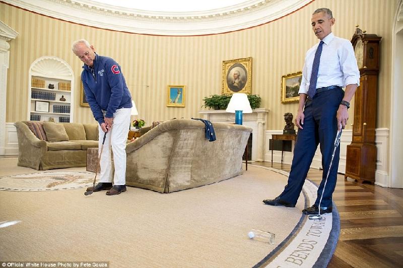 Bức ảnh ghi lại khoảnh khắc hiếm có ở Nhà Trắng khi Tổng thống Obama cùng diễn viên hài Bill Murray trổ tài chơi golf trong phòng Bầu dục. Cả hai đã lần lượt dùng gậy golf để đánh bóng vào một chiếc cốc thủy tinh.
