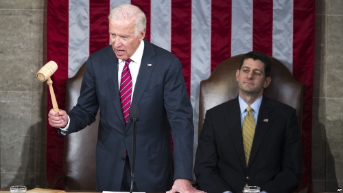 Phó Tổng thống Joe Biden, cùng với Chủ tịch Hạ viện Paul Ryan, tuyên bố Quốc hội xác nhận chiến thắng của ông Trump. 