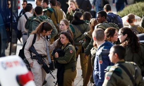 Một nữ binh Israel bàng hoàng sau vụ tấn công (Ảnh: AFP) 