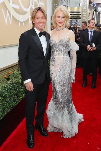 Nicole Kidman và chồng trên thảm đỏ Quả Cầu Vàng 2017. Diễn viên Úc Nicole Kidman lộng lẫy trong sắc ánh bạc Alexander McQueen cùng chiều cao nổi bật. Cô được đề cử Nữ diễn viên phụ cho phim Lion