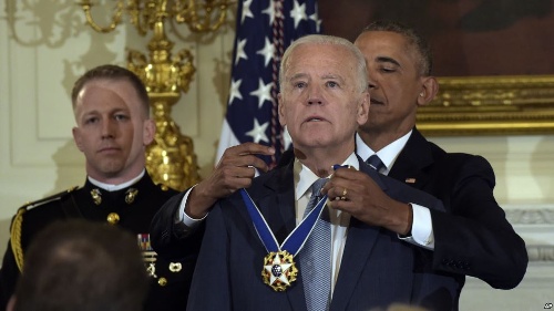  Phó Tổng thống Joe Biden đón nhận Huân chương tự do trong nước mắt