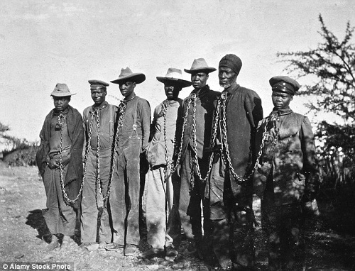  Những người tộc Herero bị lính Đức bắt làm tù binh xích lại với nhau