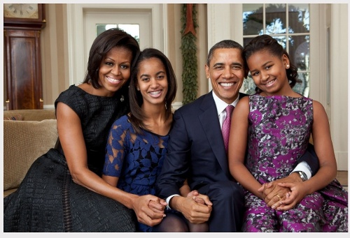 hân dung gia đình Obama chụp tại phòng Bầu Dục - Nhà Trắng ngày 11/12/2011