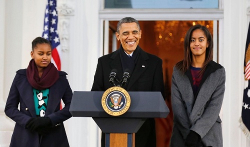 Tổng thống Obama phát biểu cùng hai cô con gái trong lễ Tạ ơn ở Nhà Trắng ngày 27/11/2013