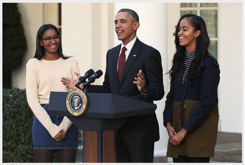 Tổng thống Obama phát biểu cùng hai cô con gái trong lễ Tạ ơn ở Nhà Trắng ngày 25/11/2016