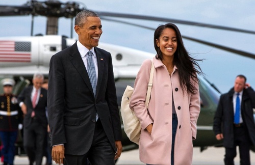 Tổng thống Barack Obama nói đùa với con gái Malia Obama khi đi bộ to lên Air Force One từ trực thăng Marine One ngày 7/4/2016
