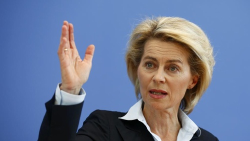 Bộ trưởng Quốc phòng Đức Ursula von der Leyen trong bức ảnh tin tặc lấy dấu vân tay của bà 