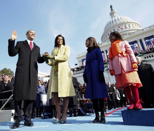 Tổng thống Barack Obama tuyên thệm nhậm chức bên cạnh gia đình mình tại điện Capitol, Washington ngày 20/1/2009 chính thứ trở thành Tổng thống gia màu đầu tiên tại Mỹ