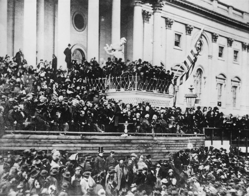 Abraham Lincoln đọc diễn văn nhậm chức thứ hai của mình trên hàng hiên phía đông của điện Capitol tháng 3/1865.