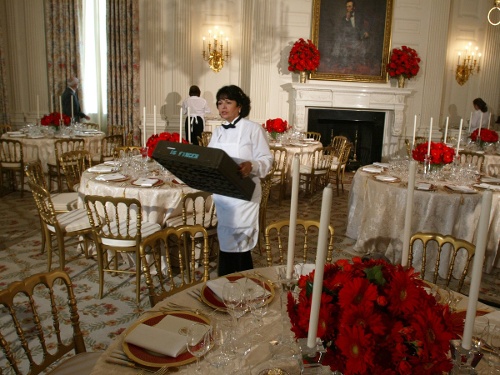 Một nhân viên Nhà Trắng đang chuẩn bị cho một bữa tiệc tối. (Ảnh: Getty Images)