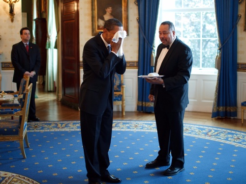 Von Everett, quản gia Nhà Trắng đưa khăn lau mặt cho Tổng thống Barack Obama. (Ảnh: Getty Images).