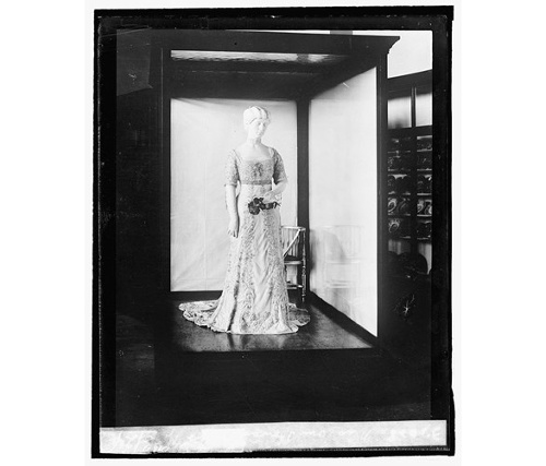 Chiếc váy mà Đệ nhất phu nhân Mỹ Helen Taft mặc trong lễ nhậm chức Tổng thống Mỹ William Howard Taft năm 1909.