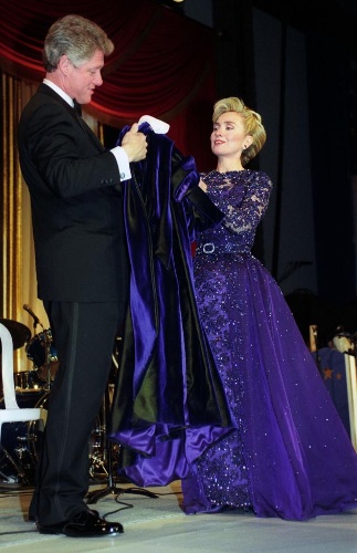 Tổng thống Bill Clinton giúp vợ khoác áo rời khỏi Tiệc nhậm chức tháng 1/1993.