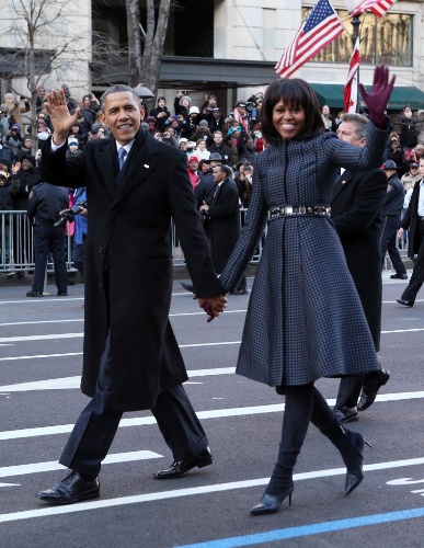 Tổng thống Obama và đệ nhất phu nhân Michelle vẫy chào trong cuộc diễu hành nhậm chức lần 2