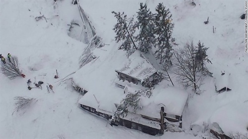 Khách sạn bị chôn vùi trong trận lở tuyết
