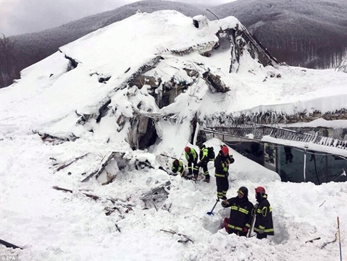Đội cứu hộ đang tiếp tục cào tuyết với hy vọng cứu thêm được những người còn sống sót.