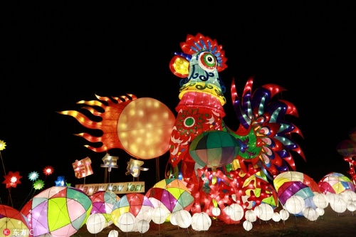  Một chiếc đèn lồng khổng lồ hình con gà trống ở Tứ Xuyên. (Ảnh: IC)