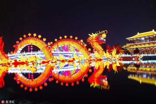 Một chiếc đèn lồng khổng lồ hình rồng trong chương trình Lễ hội mùa xuân bừng sáng ở tỉnh Thiểm Tây