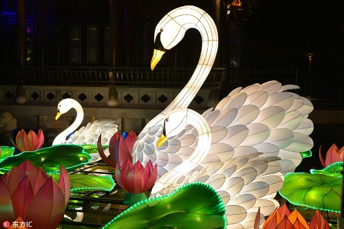 Nam Kinh, thủ phủ của tỉnh Giang Tô, phía đông Trung Quốc cũng được thắp sáng bởi lễ hội lồng đèn
