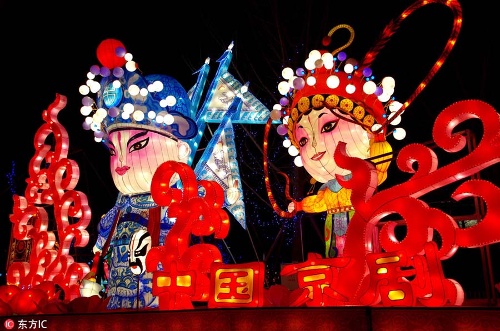 Vũ Hán, thủ phủ tỉnh Hồ Bắc, nổi tiếng như kinh đô của nghệ thuật Trung Quốc trang trí hai chiếc lồng đèn hình hai nhân vật nghệ thuật.