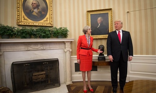 Tổng thống Donald Trump đã chấp nhận lời của Thủ tướng Theresa May đến Anh và thăm chính thức Nữ hoàng trong tương lai gần 