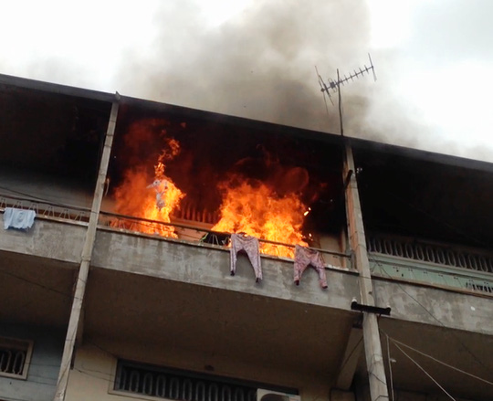 Lửa cháy ngùn ngụt tại căn hộ trên tầng 3 chung cư Phùng Hưng