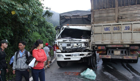 Tai nạn trên đèo Bảo Lộc: Xe rơi xuống vực, xe đâm vách núi