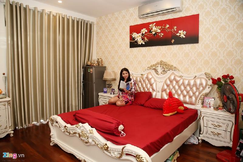 Tầng một gồm phòng của ba mẹ Lý Hùng và diễn viên Lý Hương. Nữ diễn viên dù sống ở Mỹ nhưng vẫn được anh trai thiết kế một phòng riêng trong căn hộ. 