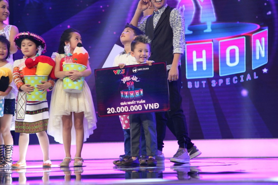 “Thần đồng bolero” xuất sắc giành giải thưởng 20 triệu và bước vào Bán kết.