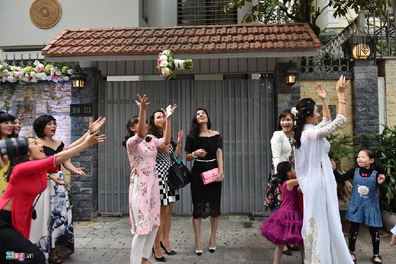Mọi người háo hức đón bó hoa của Hoa hậu Bản sắc Việt 2016. 