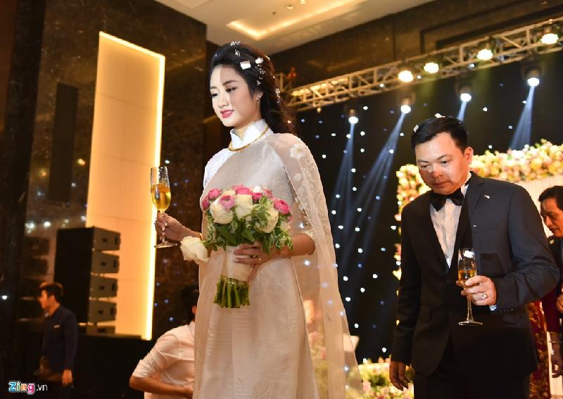 Dù lấy chồng nhiều hơn 19 tuổi, Hoa hậu Bản sắc Việt chia sẻ hai người rất tâm đầu ý hợp. 