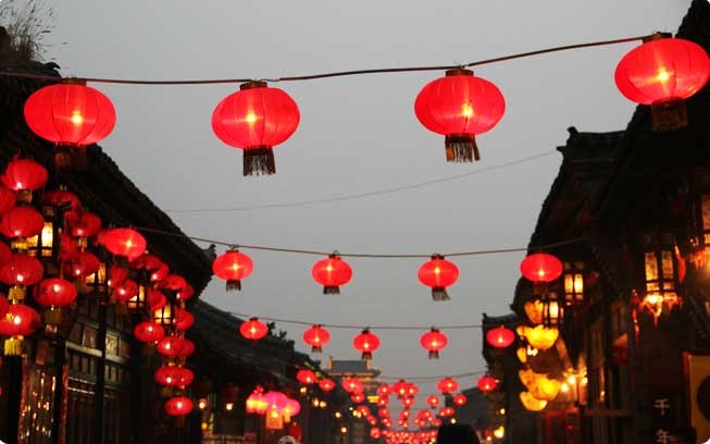 Thành cổ Bình Dao ở tỉnh Sơn Tây (Trung Quốc) treo đèn lồng đỏ vào dịp tết. Ảnh: