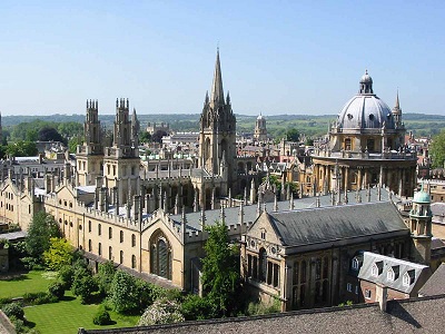 1. Đại học Oxford: Thành lập năm 1096 tại thành phố Oxford (Anh), Oxford là trường đại học có lịch sử lâu đời nhất xứ sở Sương mù. Oxford được tạo thành từ nhiều cơ sở khác nhau, trong đó có 38 trường đại học thành viên và một loạt các khoa học thuật được tổ chức thành 4 phân khoa đại học. Tất cả các trường đại học này tự kiểm soát việc thu nhận thành viên và có thẩm quyền đối với cấu trúc tổ chức nội bộ cũng như những hoạt động của chính mình.